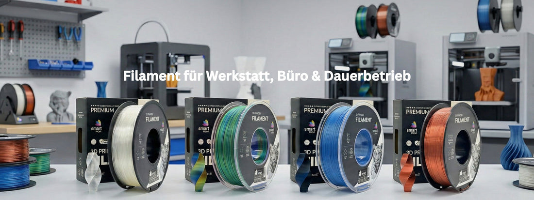 Smartfilament: Filamentrollen in verschiedenen Farben vor 3D-Druckern in einer Werkstatt