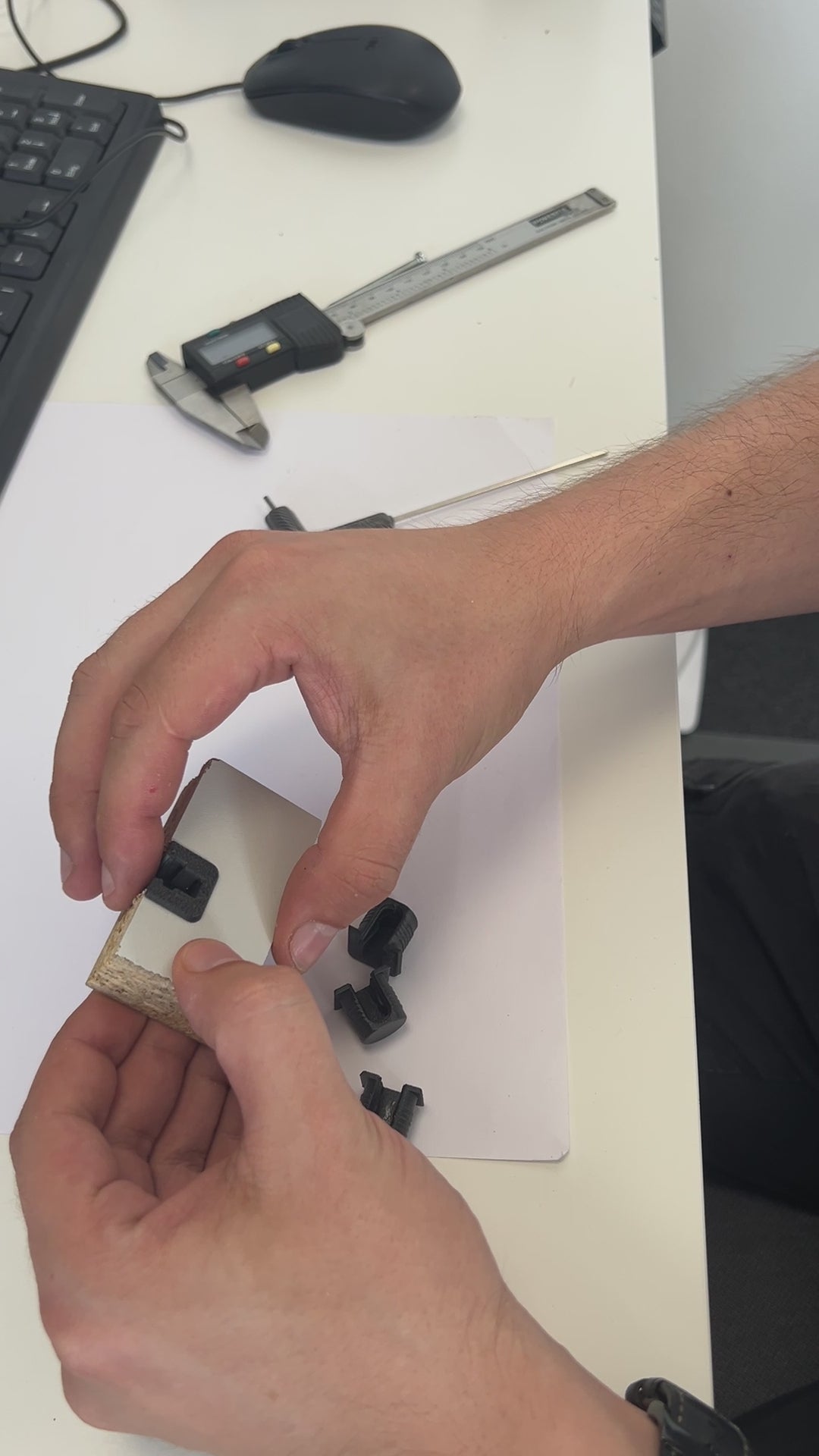 Video laden: Projektvideo zum nachkonstruierten Klickmechanismus des Capyco-Regalhalters.