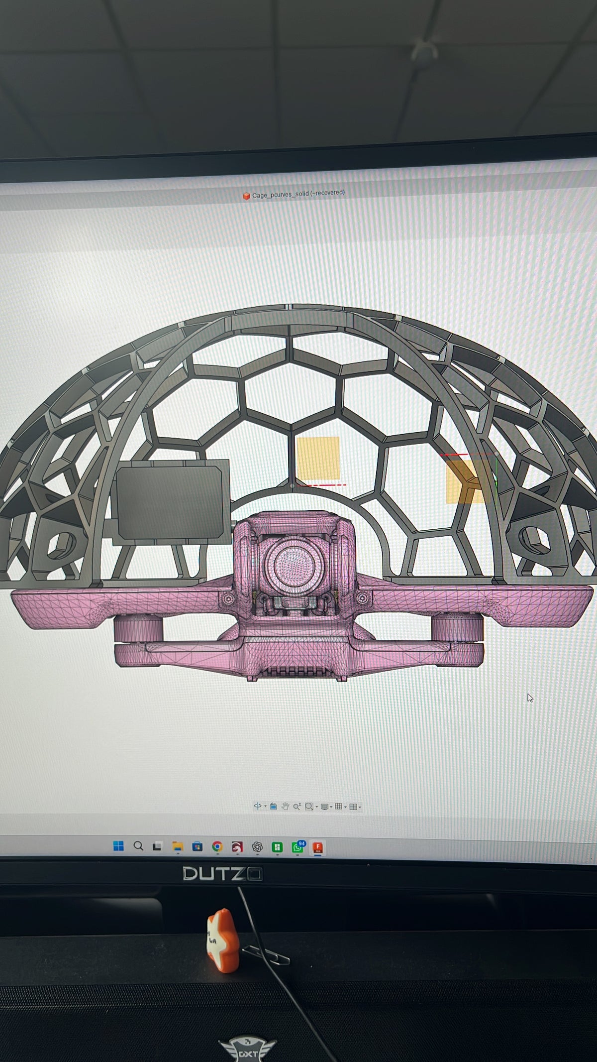 CAD-Ansicht der DJI Avata 2 mit Wabenkäfig und seitlichen Leuchtenhaltern
