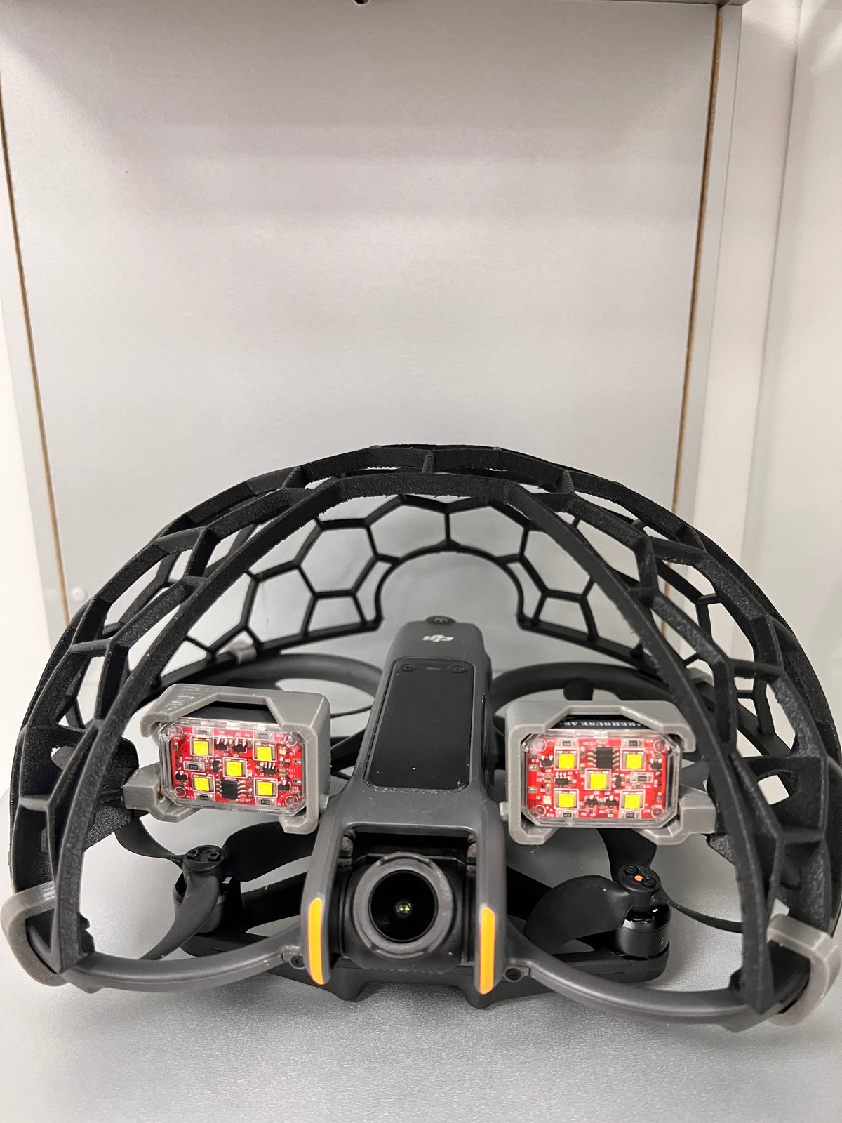 DJI Avata 2 mit schwarzem 3D-gedrucktem Cage und zwei FIREHOUSE ARC V Leuchten in verstellbaren Haltern