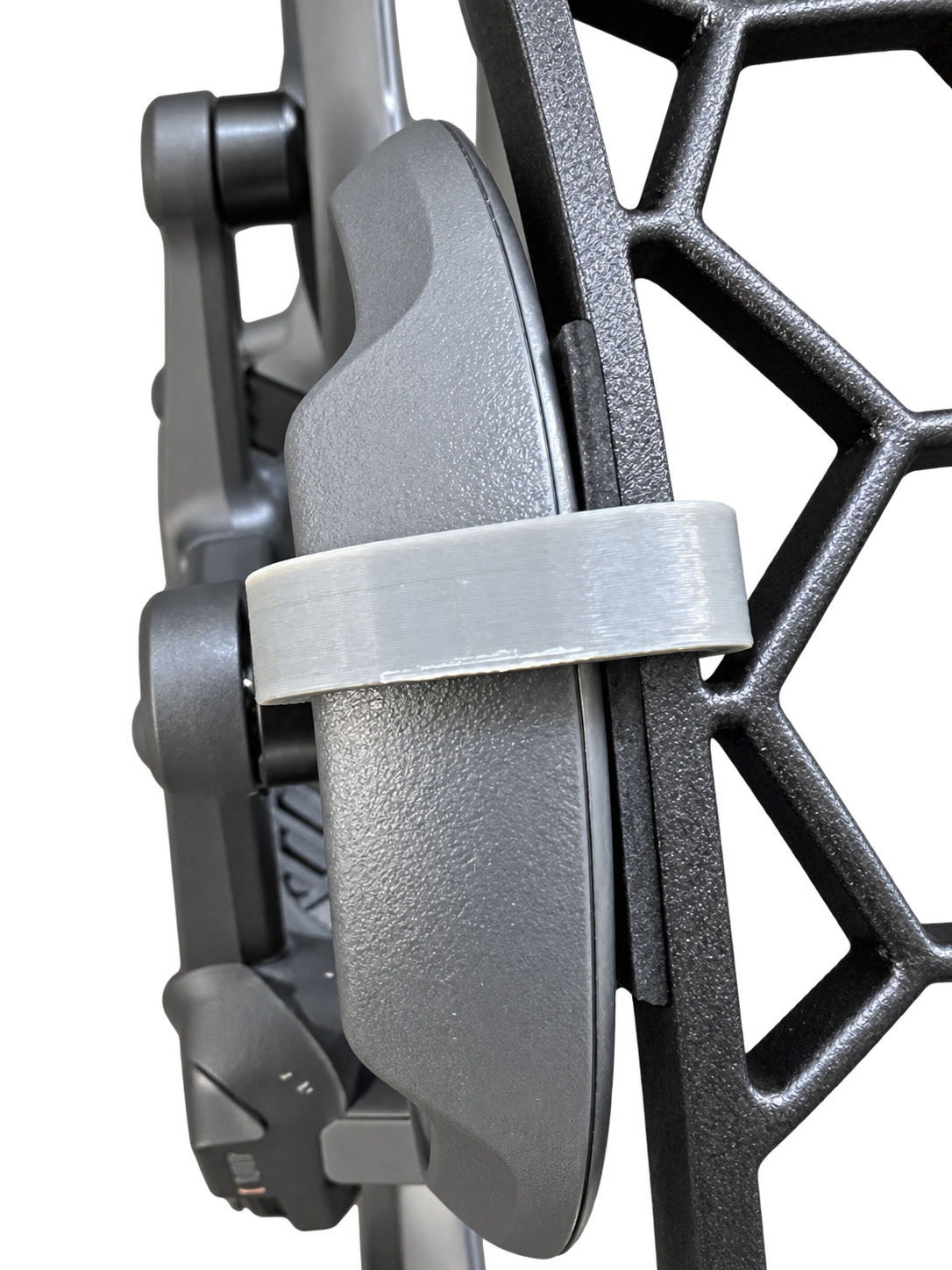 Grauer PETG-Befestigungsclip mit 1 mm Gummiunterlage am montierten DJI Avata 2 Cage.