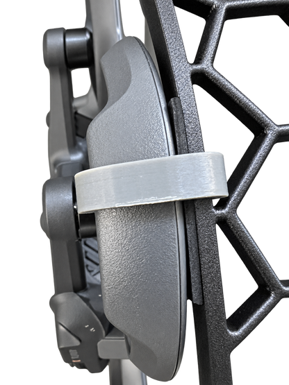 Grauer PETG-Befestigungsclip mit 1 mm Gummiunterlage am montierten DJI Avata 2 Cage.