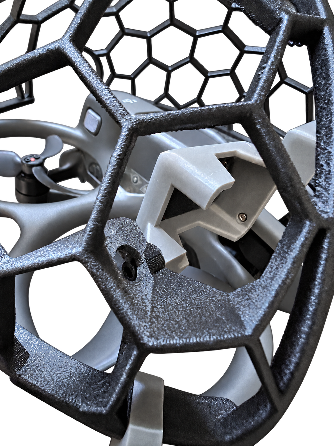 Schrägansicht des grauen PETG-Leuchtenhalters mit Schwenkbefestigung und M3-Klemmung am Cage.
