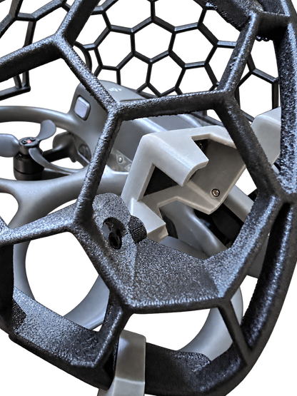 Schrägansicht des grauen PETG-Leuchtenhalters mit Schwenkbefestigung und M3-Klemmung am Cage.