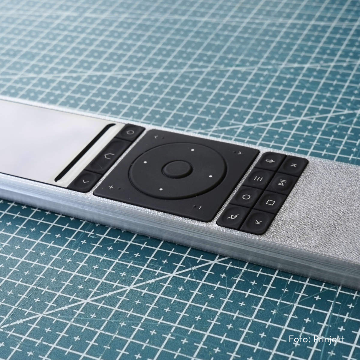 Detail der PETG-Hülle mit passgenauen Aussparungen rund um die Bedientasten der Remote 3