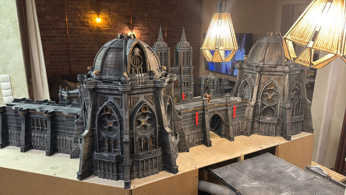 Gesamtansicht der von der TGH bemalten Tabletop-Kathedrale mit Kuppeltürmen, Torbogen und Kathedralenfassade