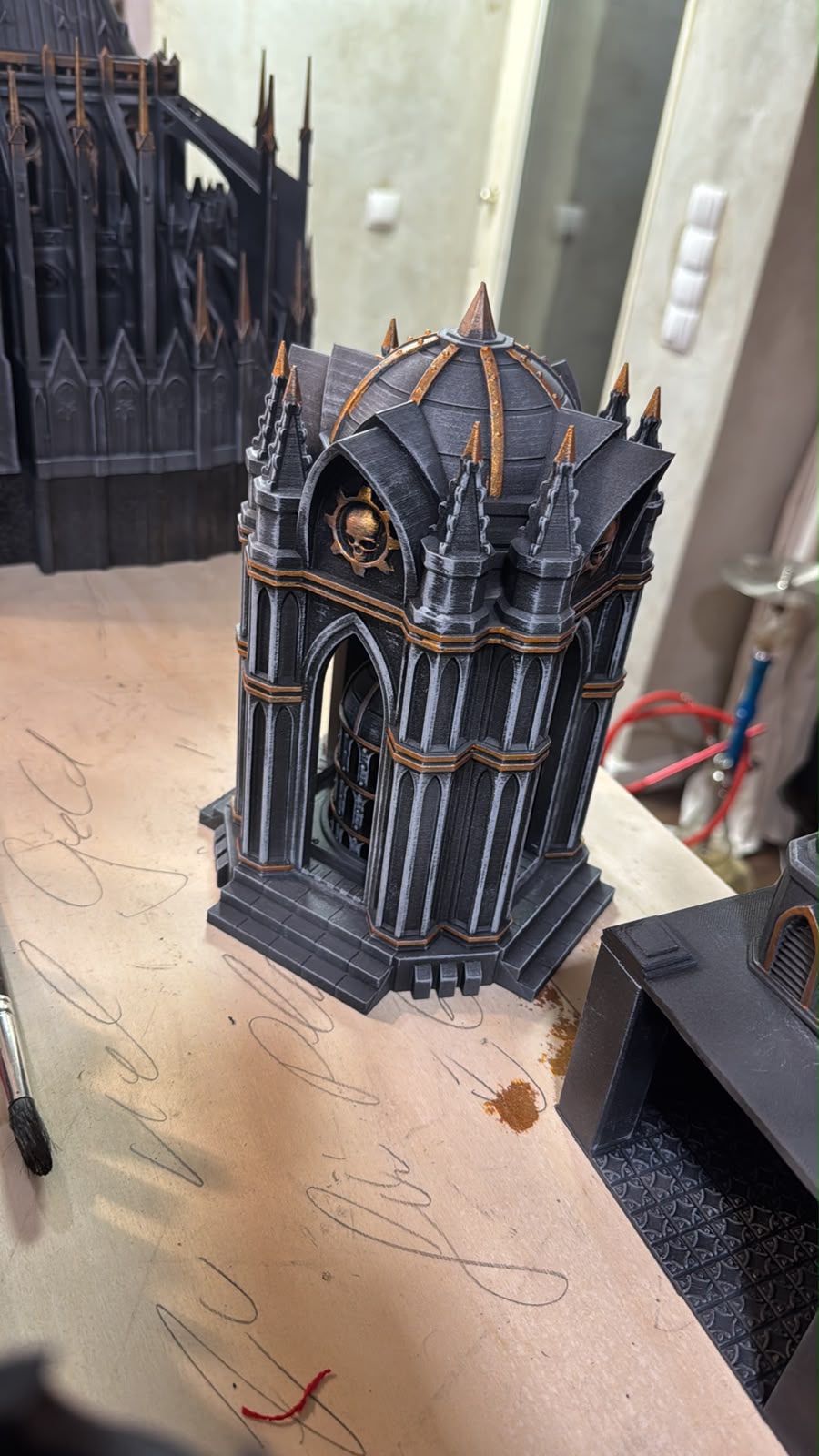 Von der TGH bemalter kleiner Kathedralenturm mit Kuppel, verzierten Bögen und goldenen Akzenten